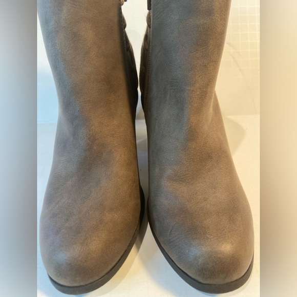 Madden Girl~Deliite~Faux Leather Ankle Boot~Criss Cross String Detail~Size 7.5 - Picture 6 of 14